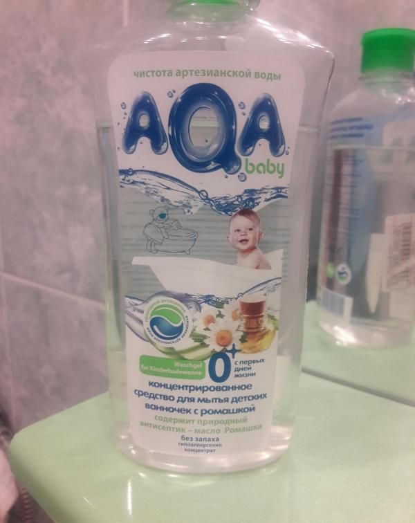 Концентрированное средство для мытья детских ванночек с ромашкой AQA baby фото