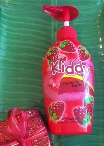 Моющее средство для детей Mistine Kiddy Strawberry С головы до ног фото