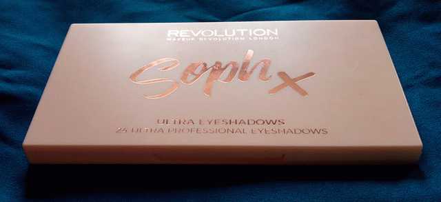 Makeup revolution Soph X eyeshadow palette фото