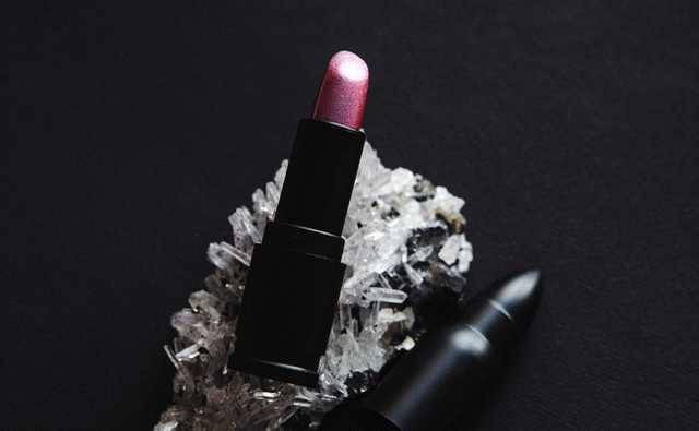 Неожиданно нежная Apocalipstick от Lunatick Cosmetic Labs в оттенке Lacrimosa фото