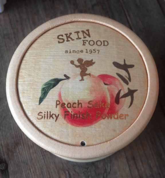 Рассыпчатая пудра SkinFood Peach Sake Silky Finish Powder фото