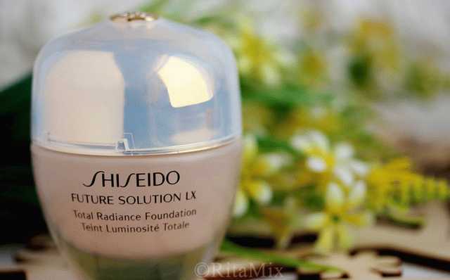Shiseido Future Solution LX Total Radiance Foundation SPF 15 