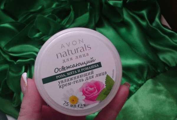 Увлажняющий крем-гель для лица Avon Naturals Освежающий Роза, мята и ромашка фото