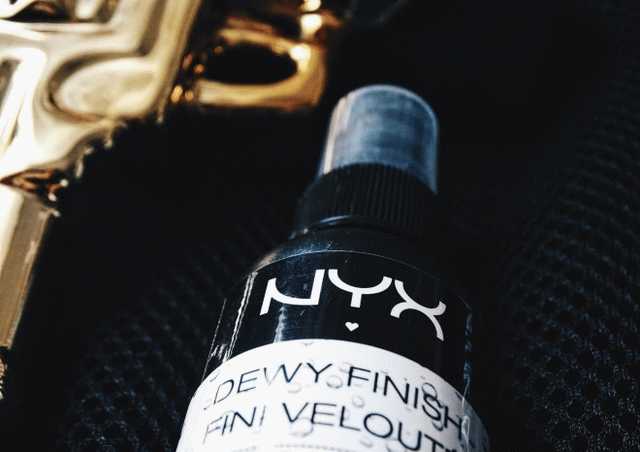 NYX Сияющий спрей-фиксатор для макияжа Dewy Finish Setting Spray + 100% передача оттенков теней фото