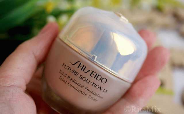 Shiseido Future Solution LX Total Radiance Foundation SPF 15  фото