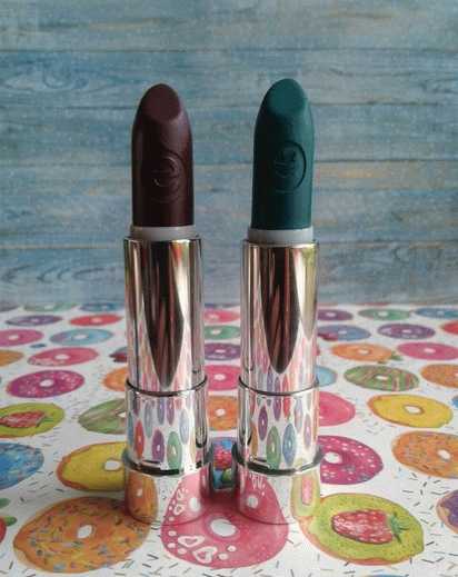 Помада Essence Vibrant Shock Lipstick в оттенках 10 и 11: сумасшедшая зеленка и дикий виноград фото