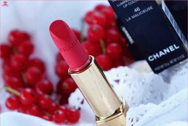 Ягодный мусс на губах с помадами Chanel Rouge Allure Velvet Luminous Matte Lip Colour #46, La Malicieuse. Chanel Rouge Allure Luminuous Intense Lip Colour #95, Enjouee фото