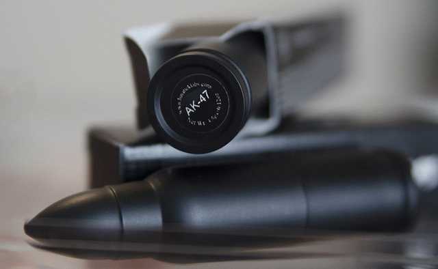 Помада-гильза Apocalipstick от Lunatick Cosmetic Labs в оттенке AK-47 фото