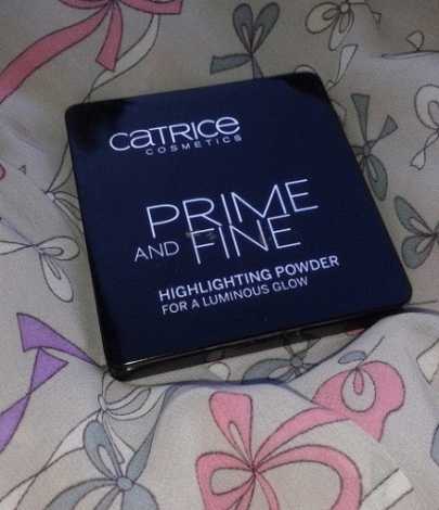 Продолжаем сиять с Catrice Prime and Fine Highlighting Powder (010 fairy dust) фото
