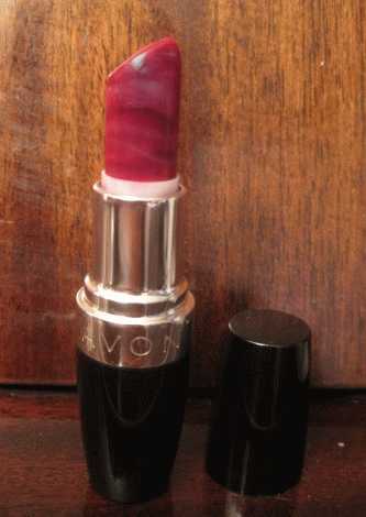 Красное вино на губах. Ultra Colour Rich Moisture Seduction Lipstick от Avon, оттенок Red Kiss фото