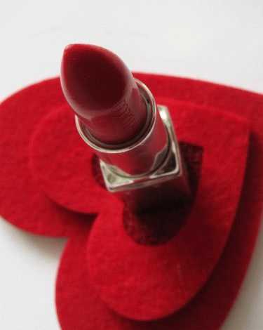 Роковой образ с красной помадой Artdeco High Performance Lips №428 - Red Fire фото