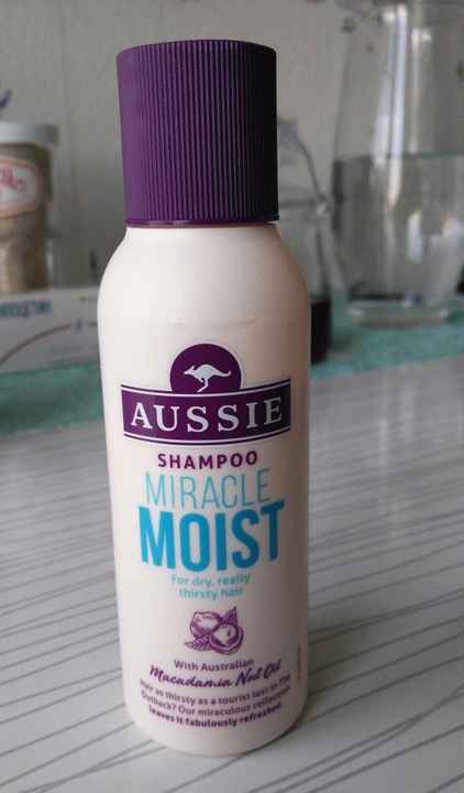 Шампунь Aussie Miracle Moist для сухих и поврежденных волос фото