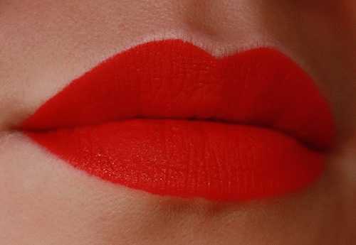 Essence stay matt lip cream 04 Silky Red