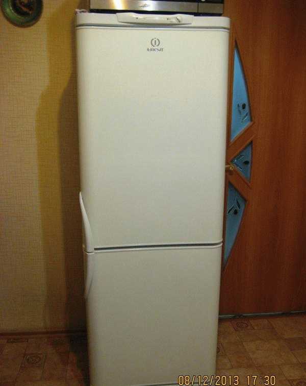 Комбинированный холодильник-морозильник Indesit C132G фото