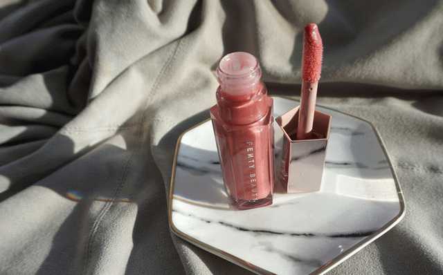 Fenty Beauty Gloss Bomb in Fu$$y фото