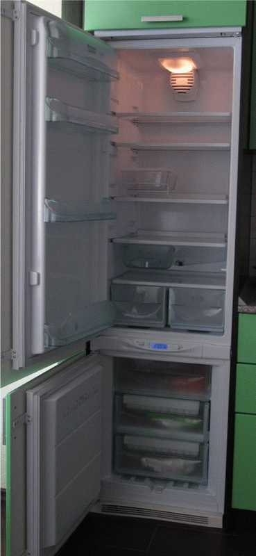 Двухкамерный встраиваемый холодильник Hotpoint-Ariston BCB 183337 VC фото