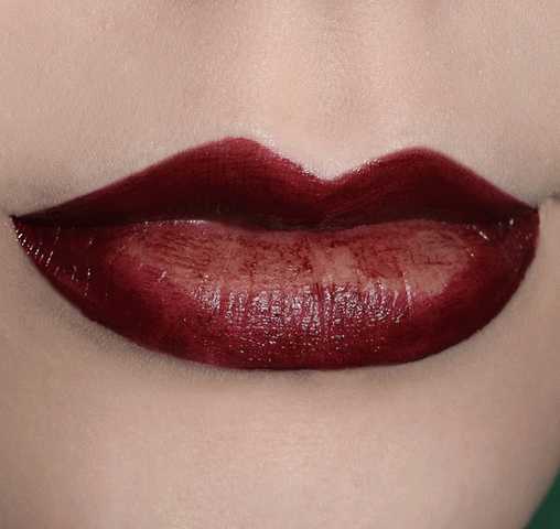 Губная помада Essence Vibrant Shock Lip Paint в оттенке 03 red viper. фото