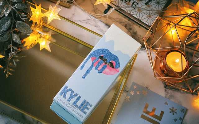 Матовая помада + карандаш для губ от Kylie Cosmetics из лимиторованной Рождественской коллекции Holiday Collection 2018 Kissmas Matte Lip Kit фото