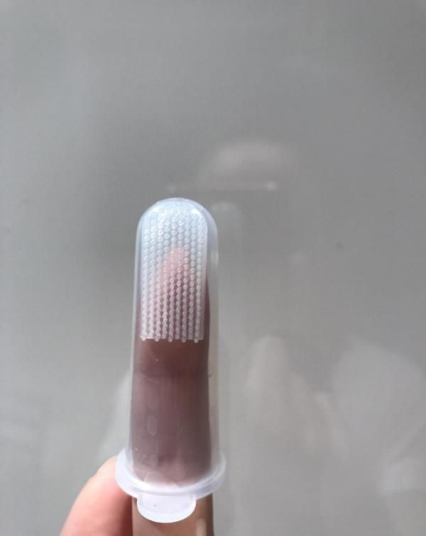 Детская силиконовая зубная щетка на палец Green Sprouts фото
