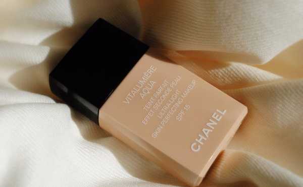 Тональный крем от Chanel, рассыпчатая пудра от Givenchy и хайлайтер от YSL фото