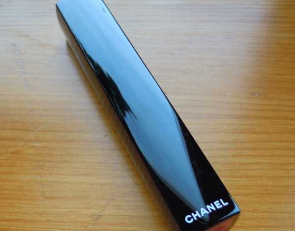 Chanel Rouge Allure Gloss Colour And Shine Lipgloss In One Click  фото