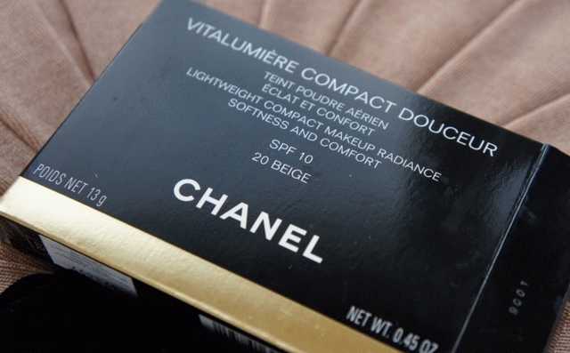 Chanel Vitalumiere Compact Douceur Lightweight Compact Makeup Radiance Softness And Comfort SPF 10  фото