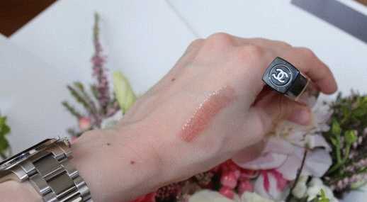 Chanel Rouge Coco Gloss Gel Brillant Hydratant Moisturizing High-Shine Lipgloss  фото