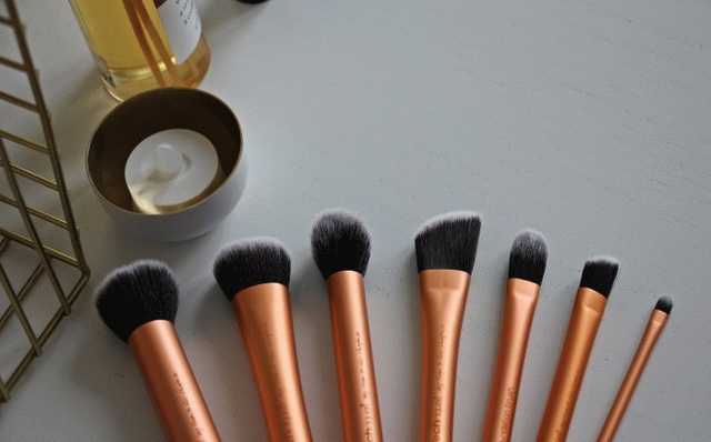 Real Techniques Your Base/Flawless Expert Face Brush  фото