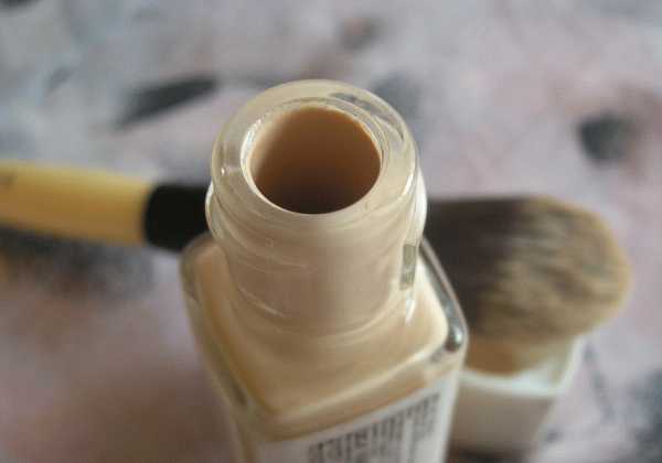 Тональная основа Revlon Nearly Naked makeup SPF 20 110 Ivory фото