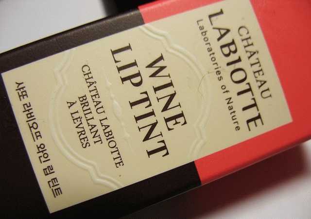 А не хлопнуть ли нам по рюмашке? Тинт винный для губ Chateau Labiotte Wine Lip Tint #cr01 Rose Coral фото