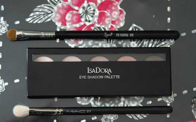 Повседневная, но не идеальная Isa Dora Eye shadow palette 50 Matte chocolates фото