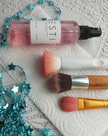 Очищаем кисти для макияжа с помощью средства Esti professional instant brush cleanser фото