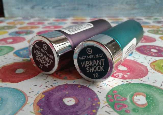 Помада Essence Vibrant Shock Lipstick в оттенках 10 и 11: сумасшедшая зеленка и дикий виноград фото