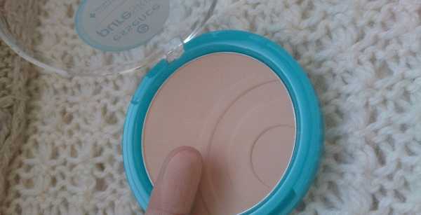 Пудра от Essence Pure Skin Anti-Spot Compact Powder в оттенке 01 Beige для проблемной кожи фото