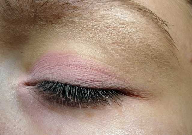 Пресованные тени для век от Shu Uemura Eyeshadow в оттенке M light pink 136 - любимый цвет сказочных единорогов фото