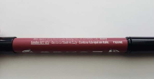 Идеальная карандаш-помада для губ на каждый день от Buxom, PlumpLine Lip Liner в оттенке Dolly Danger фото