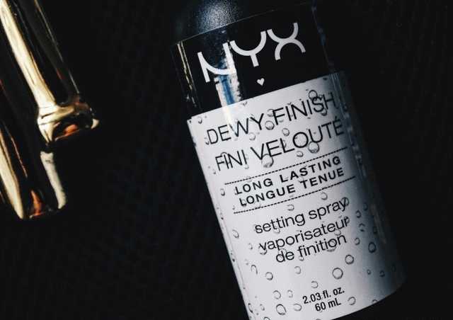 NYX Сияющий спрей-фиксатор для макияжа Dewy Finish Setting Spray + 100% передача оттенков теней фото