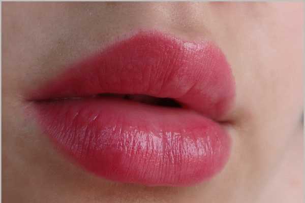 Essence lipstick - 44 Almost Famous -