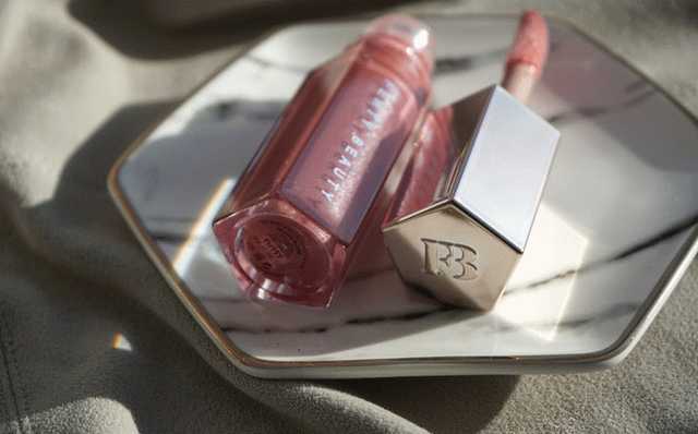 Fenty Beauty Gloss Bomb in Fu$$y фото