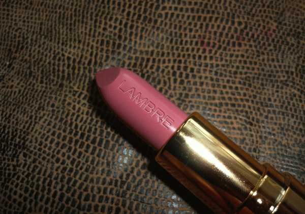 Классическая помада в тёплом лепестково-розовом оттенке. Lambre Exclusive Colour Lipstick # 18 фото