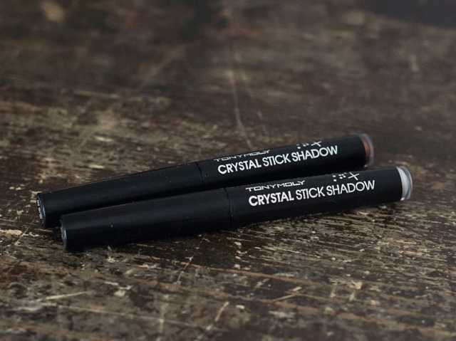 Тени-карандаш TonyMoly Crystal stick shadow в оттенках #01 White Beam и #05 Modern Brown фото