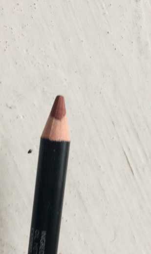 LCF Waterproof Lip Pencil, оттенок Natural 04 — отличник среди бюджетный карандашей для губ фото
