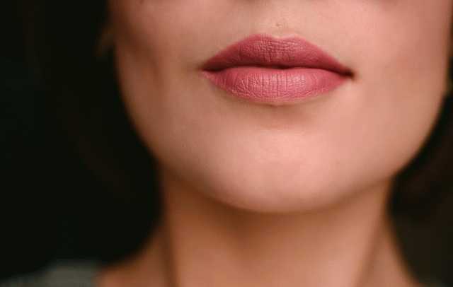 Мои губы, только лучше! Bourjois Rouge Edition Velvet №7 Nude-ist и Mac satin lipstick &quot;Brave&quot; фото