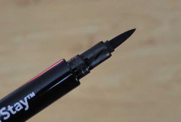 Рисуем стрелочки с Revlon Colorstay Liquid Eye Pen(оттенок Вlackest Black) фото