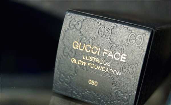 Gucci Lustrous Glow Foundation SPF 25 №050 фото