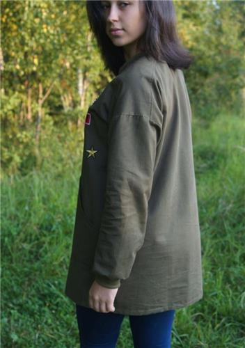 Куртка в стиле милитари, с модными нашивками. фото