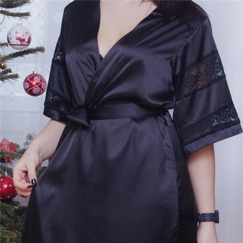 Элегантный и одновременно сексуальный, красивый и очень женственный черный шелковый халат. фото